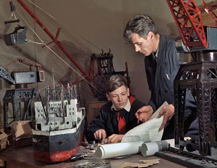 Teacher of the technical club V. Glavko and student Valery Nekrasov. Photo by Mikhail Savin (Yasnaya Polyana, Russia, 1953).