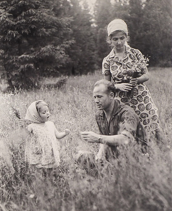 Cosmonaut Alexey Leonov, his wife Svetlana and daughter Viktoriya in the countryside. Photo by B. Smirnov (1960s).