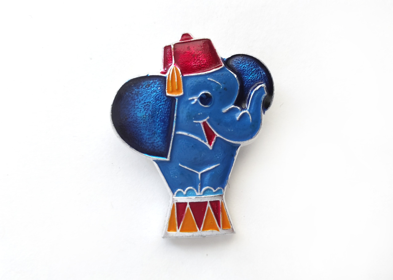 Vintage enamel pin of a circle elephant. Rare.
Price $18 + $9 shipping
Message me to buy!
How to buy. Other items in my shop. I combine shipping if you buy more than one item.